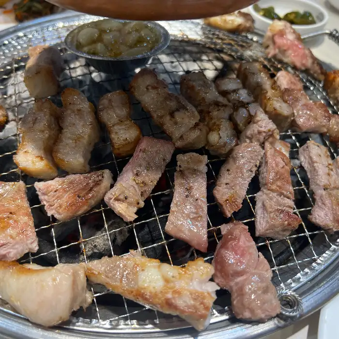 신선하고 두툼한 삼겹살과 목살