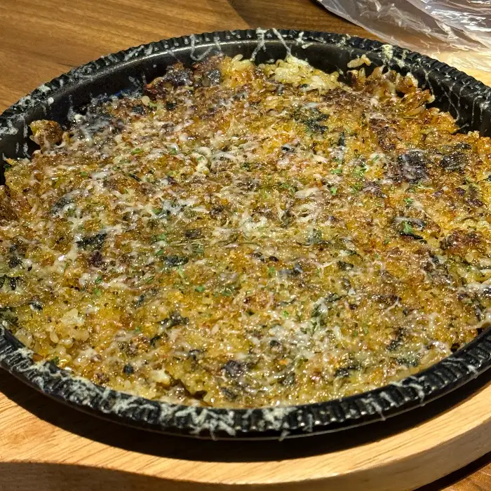 치즈가 올라가 먹음직스러운 시래기 빠에야