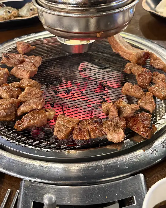 숯불 위에서 구워지고 있는 고기