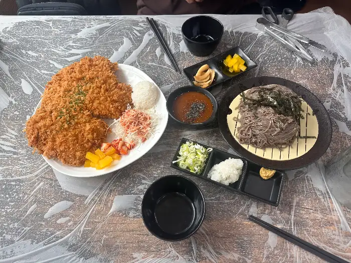 돈까스, 모밀, 소스가 함께 나온 상차림