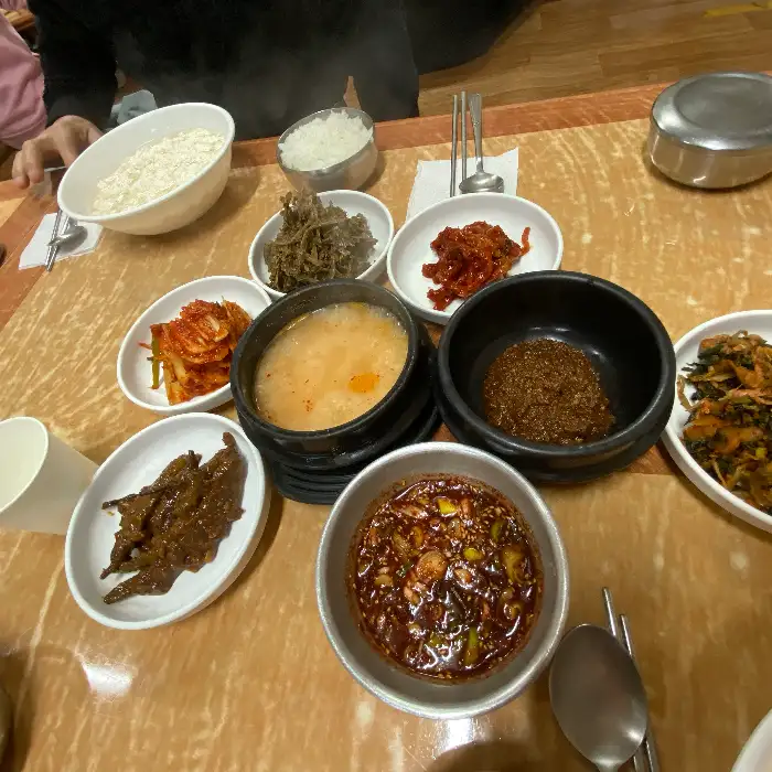 순두부와 곁들임 반찬들