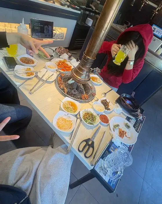 다양한 음식이 차려진 식탁 풍경