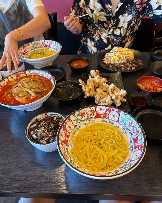 테이블에 차려진 푸짐한 중국 음식들