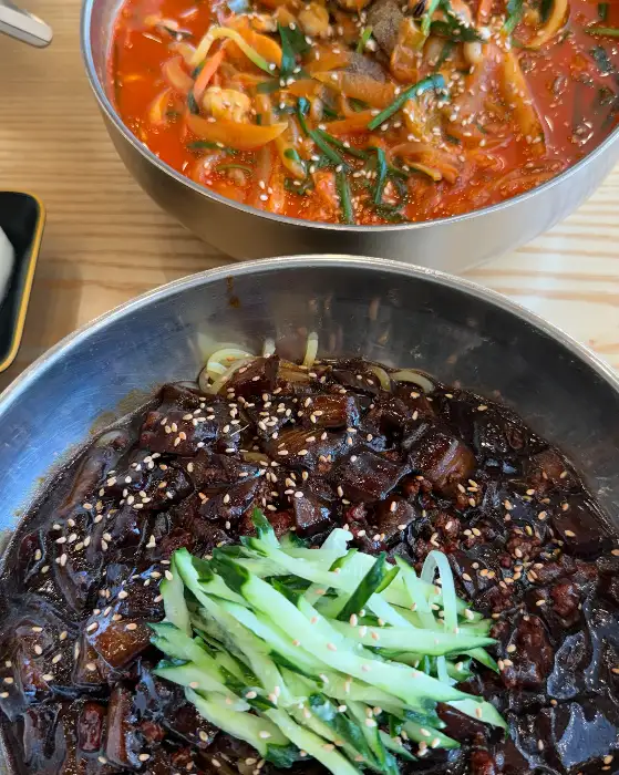 윤기 자르르한 짜장 소스가 듬뿍 올라간 짜장면