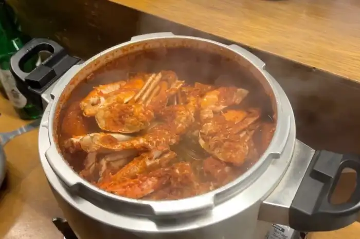테이블 위에서 끓고 있는 메인 메뉴