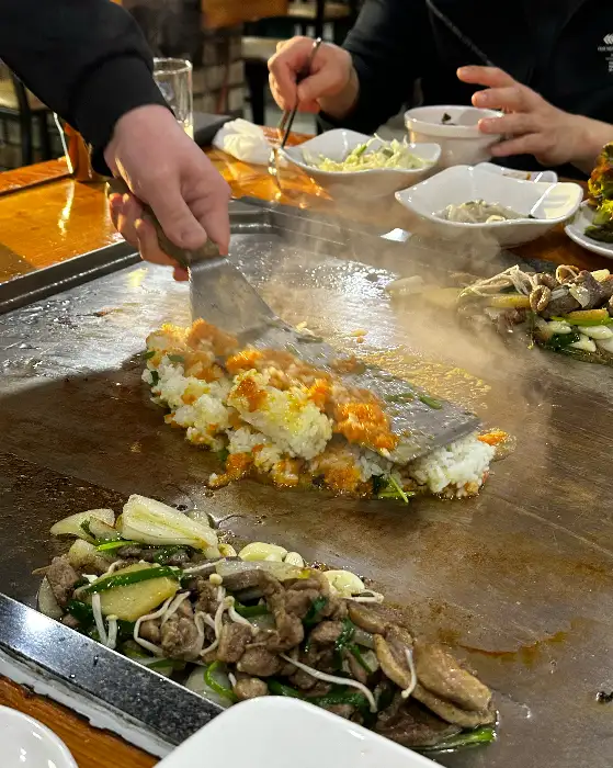 철판 위 볶음밥