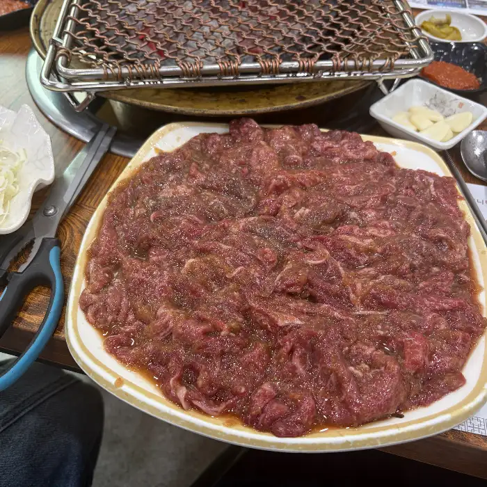 불판에 구워지고 있는 얇게 썬 불고기