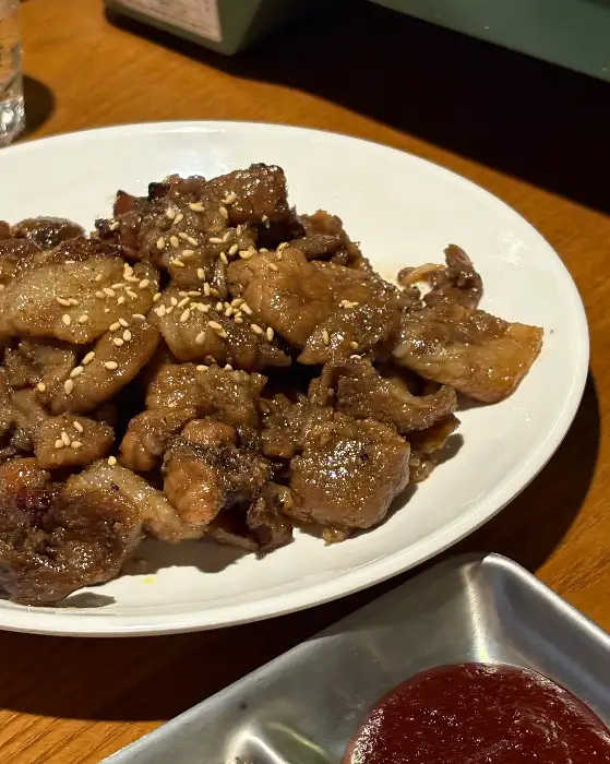테이블에 놓인 닭목살 구이