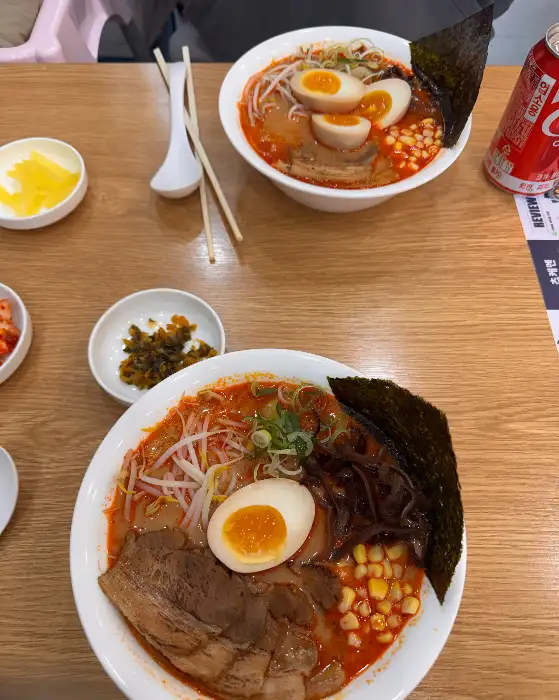 푸짐한 토핑의 울트라아멘