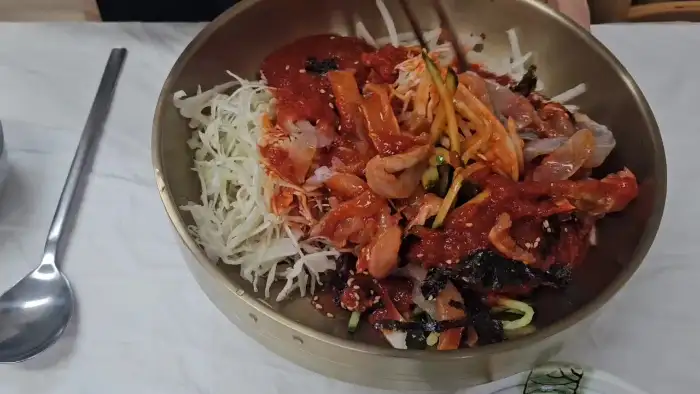 물회에 밥을 말아 먹는 모습