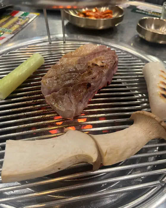 신선한 고기와 곁들여 먹는 쌈 채소