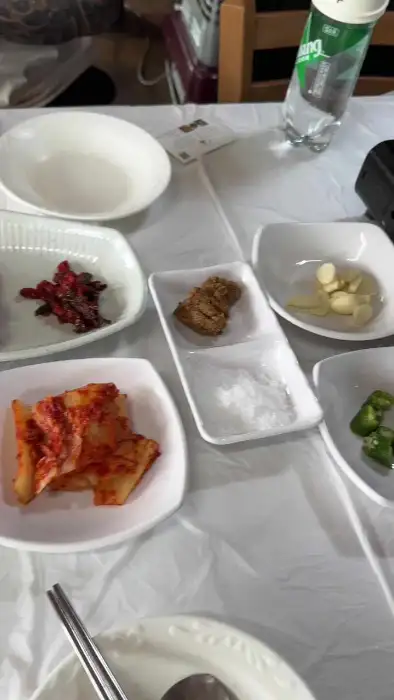 김치와 젓갈 등 반찬들