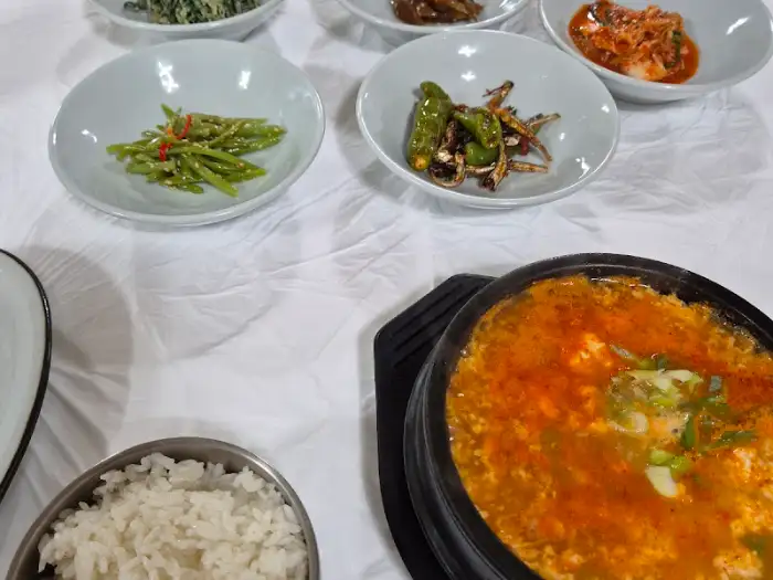 정갈하게 차려진 식탁 풍경