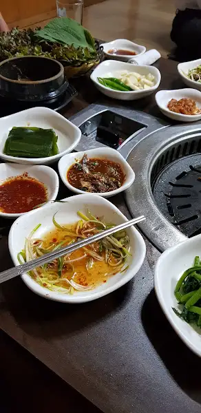 테이블에 차려진 푸짐한 식사