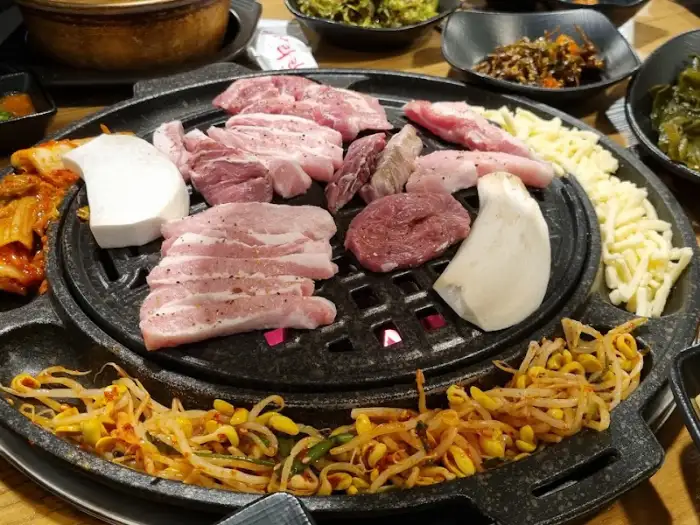 정갈하게 차려진 뒷고기 한 상