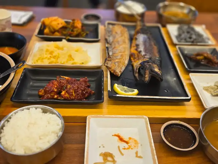 한상 가득 차려진 음식