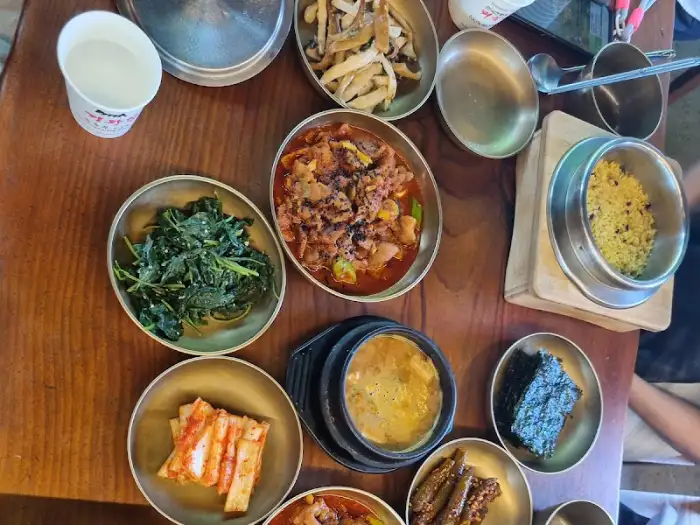 다양한 반찬과 메인 메뉴가 차려진 모습 2
