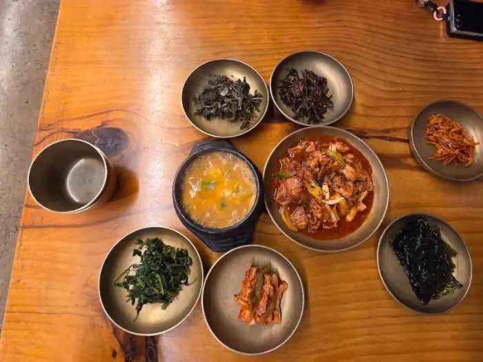 다양한 반찬과 메인 메뉴가 차려진 모습