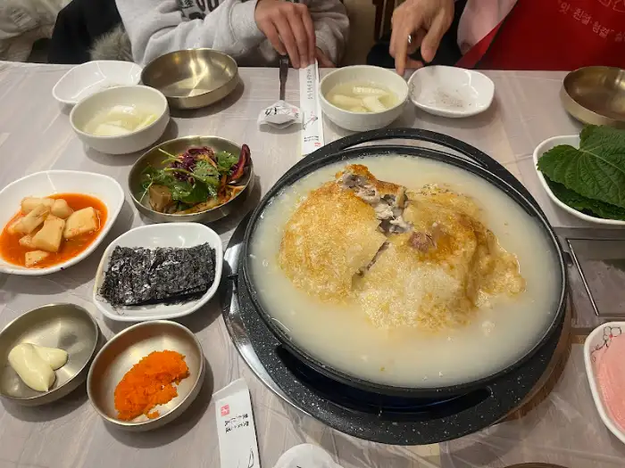 테이블에 차려진 푸짐한 한상