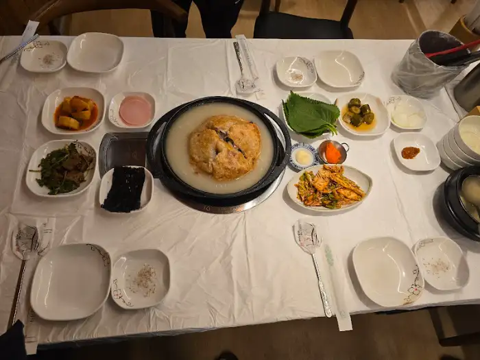 푸짐하게 차려진 식탁