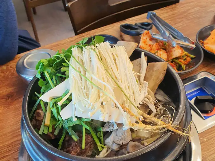 갈비탕 속의 푸짐한 고기와 산양삼 뿌리