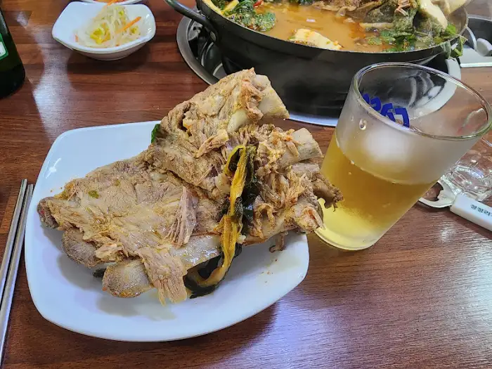 푸짐한 감자탕과 시원한 맥주
