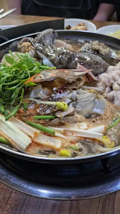 해물탕 냄비 가득 담긴 싱싱한 해산물