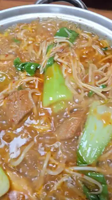 갈비전골 국물과 채소, 면의 일부 모습