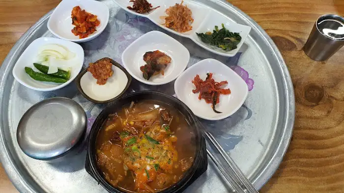 곰탕 한 그릇과 곁들임 반찬
