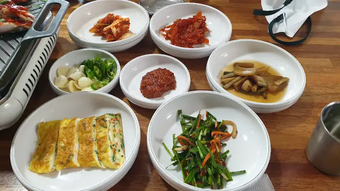 불판 위에 구워지는 돼지갈비