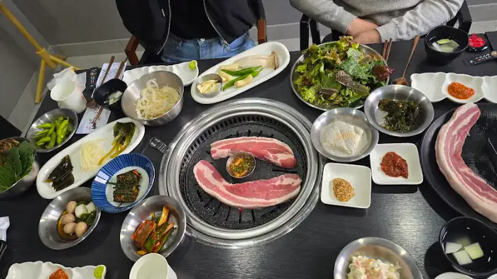 쌈 채소와 곁들여 먹는 고기