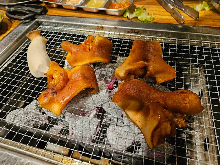 숯불 위 돼지꼬리