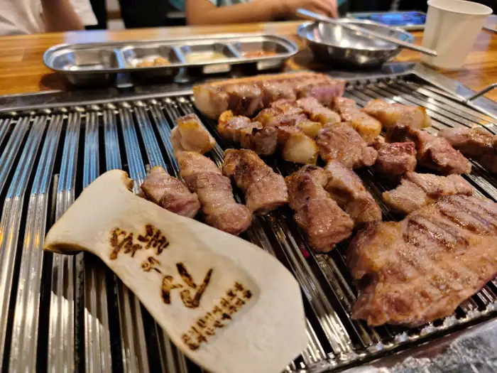 구워지는 삼겹살과 버섯