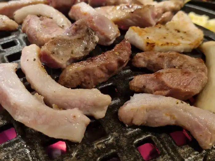 불판 위에서 맛있게 익어가는 뒷고기