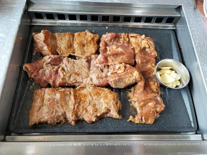 숯불 위에 구워지고 있는 양념갈비