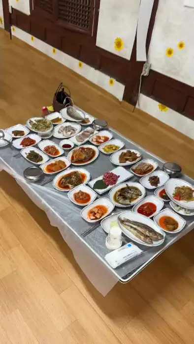 정갈하게 담긴 밥과 다양한 반찬들