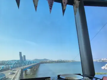 동작역 뷰맛집, 구름카페: 텐션 올리는 한강뷰와 힙한 메뉴