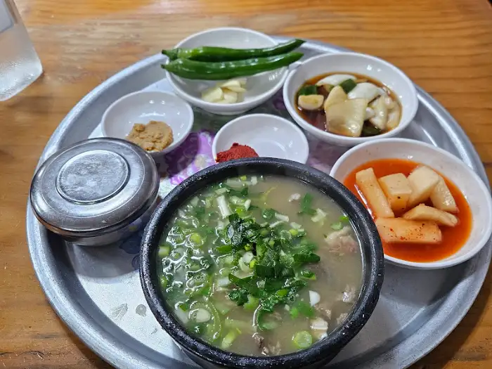 푸짐하게 차려진 소머리국밥 한상