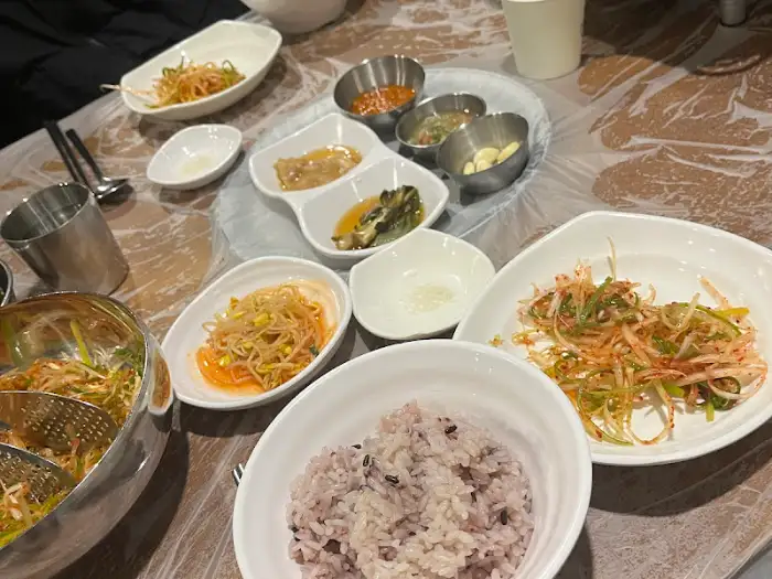 다양한 밑반찬이 차려진 테이블 모습