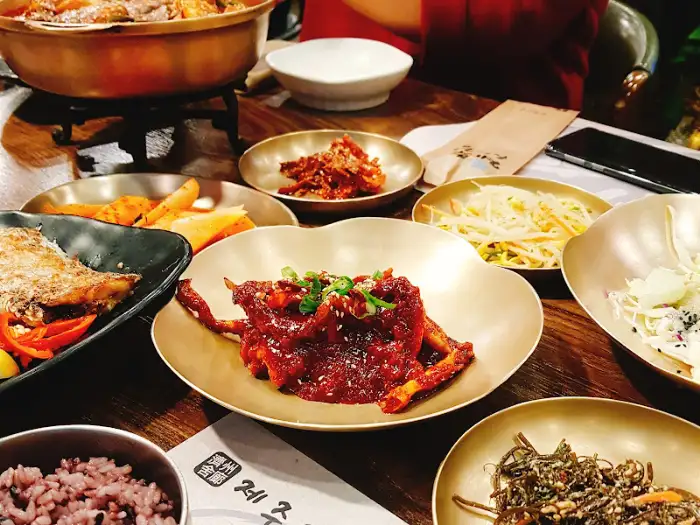 밑반찬과 함께 나온 식사 상차림