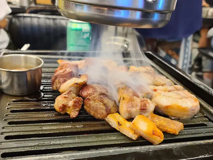 흑돼지 굽는 모습