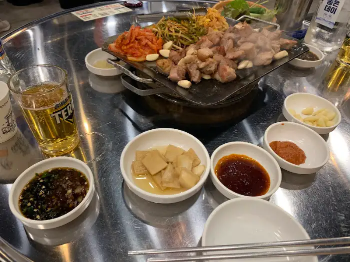 윤기 나는 돼지국밥 고기