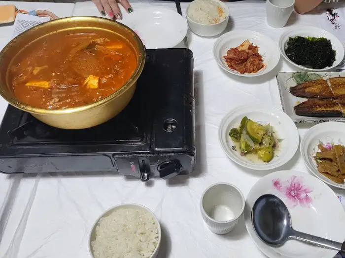 메인 메뉴와 반찬 상차림