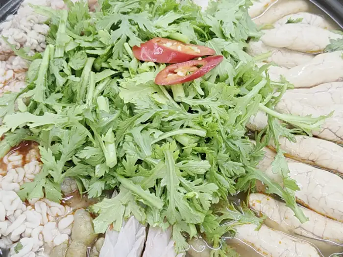 푸짐하게 담긴 알과 고니, 그리고 신선한 채소