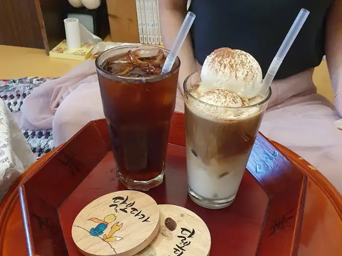 아이스 아메리카노와 크림 올라간 음료