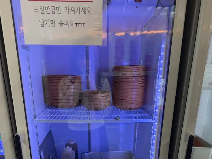 라면 봉지들이 가득 쌓여있는 냉장고