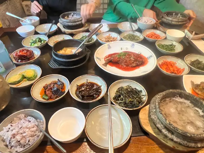 산골 맛집 내부 테이블 세팅