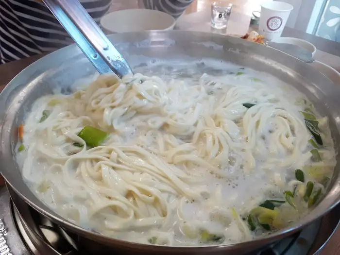 끓고 있는 청국장찌개