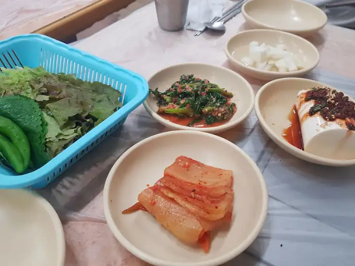상큼한 쌈 채소와 김치
