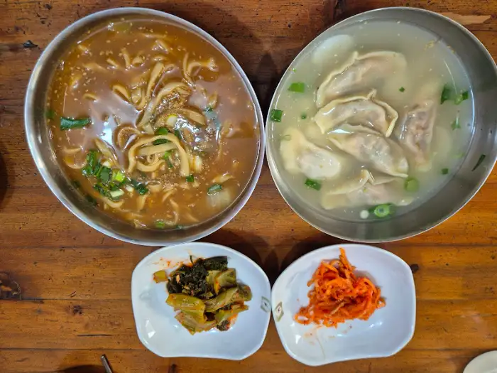 음식과 반찬이 함께 담긴 모습